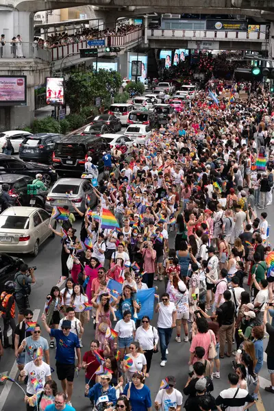Siyam Meydanı İş Dünyası C 'de Onur Ayı' nın ilk gününde geçit töreni