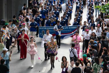 Siyam Meydanı İş Dünyası C 'de Onur Ayı' nın ilk gününde geçit töreni