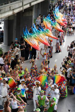 Siyam Meydanı İş Dünyası C 'de Onur Ayı' nın ilk gününde geçit töreni