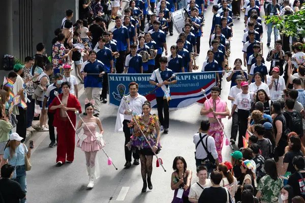 Siyam Meydanı İş Dünyası C 'de Onur Ayı' nın ilk gününde geçit töreni