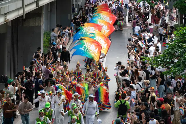 Siyam Meydanı İş Dünyası C 'de Onur Ayı' nın ilk gününde geçit töreni