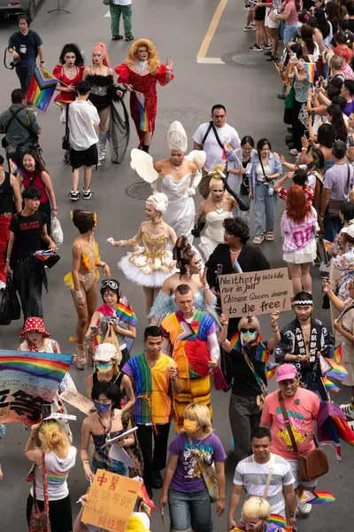 Siyam Meydanı İş Dünyası C 'de Onur Ayı' nın ilk gününde geçit töreni