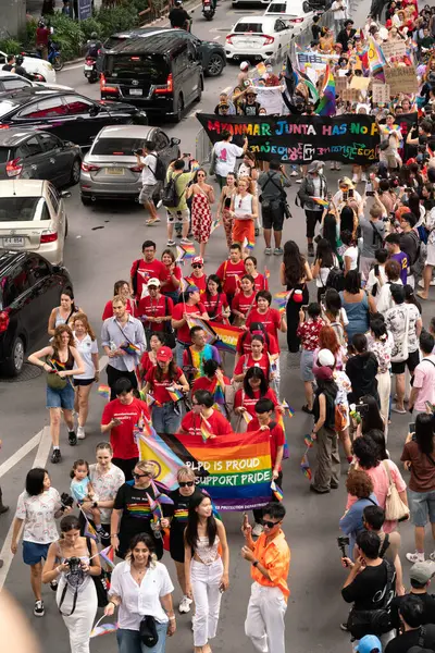 Siyam Meydanı İş Dünyası C 'de Onur Ayı' nın ilk gününde geçit töreni