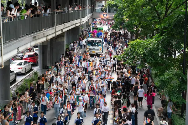 Siyam Meydanı İş Dünyası C 'de Onur Ayı' nın ilk gününde geçit töreni
