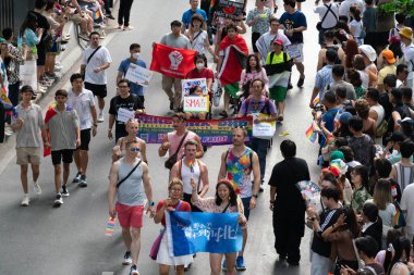 Siyam Meydanı İş Dünyası C 'de Onur Ayı' nın ilk gününde geçit töreni
