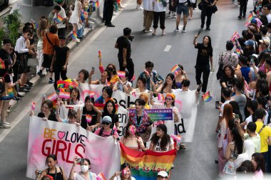 Siyam Meydanı İş Dünyası C 'de Onur Ayı' nın ilk gününde geçit töreni
