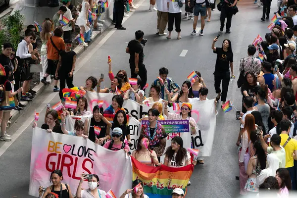 Siyam Meydanı İş Dünyası C 'de Onur Ayı' nın ilk gününde geçit töreni