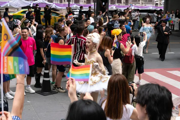 Siyam Meydanı İş Dünyası C 'de Onur Ayı' nın ilk gününde geçit töreni