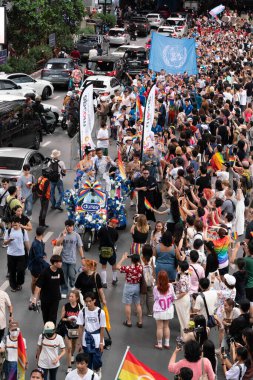 Siyam Meydanı İş Dünyası C 'de Onur Ayı' nın ilk gününde geçit töreni
