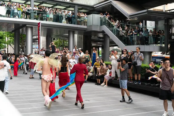 Siyam Meydanı İş Dünyası C 'de Onur Ayı' nın ilk gününde geçit töreni