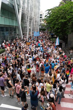Siyam Meydanı İş Dünyası C 'de Onur Ayı' nın ilk gününde geçit töreni