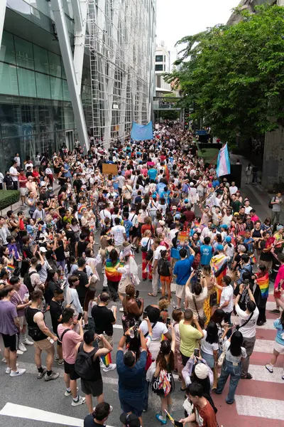 Siyam Meydanı İş Dünyası C 'de Onur Ayı' nın ilk gününde geçit töreni