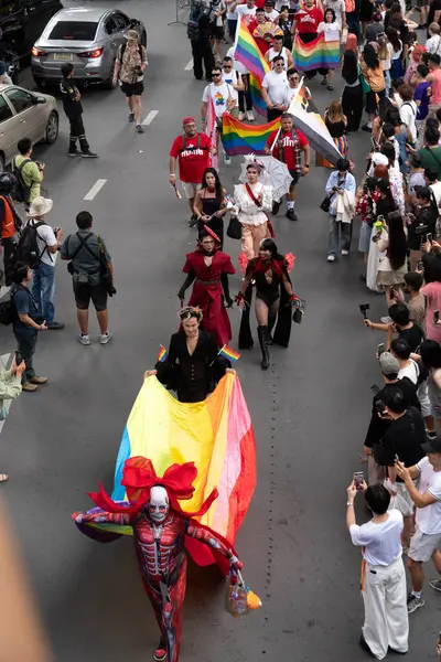 Siyam Meydanı İş Dünyası C 'de Onur Ayı' nın ilk gününde geçit töreni