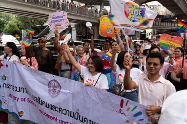 Siyam Meydanı İş Dünyası C 'de Onur Ayı' nın ilk gününde geçit töreni