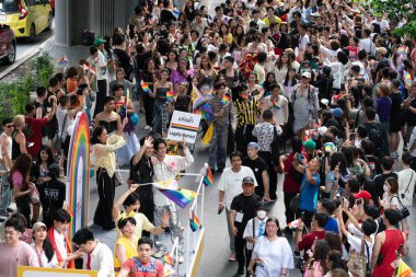 Siyam Meydanı İş Dünyası C 'de Onur Ayı' nın ilk gününde geçit töreni