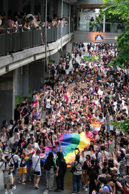 Siyam Meydanı İş Dünyası C 'de Onur Ayı' nın ilk gününde geçit töreni
