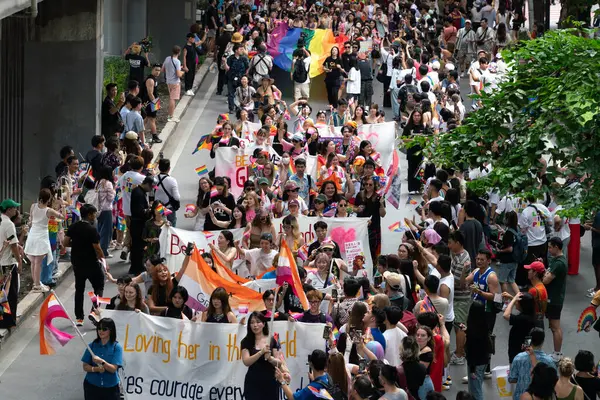 Siyam Meydanı İş Dünyası C 'de Onur Ayı' nın ilk gününde geçit töreni