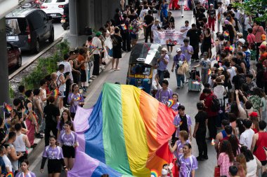 Siyam Meydanı İş Dünyası C 'de Onur Ayı' nın ilk gününde geçit töreni
