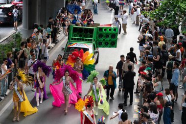 Siyam Meydanı İş Dünyası C 'de Onur Ayı' nın ilk gününde geçit töreni