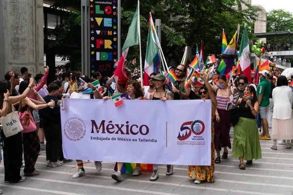 Siyam Meydanı İş Dünyası C 'de Onur Ayı' nın ilk gününde geçit töreni