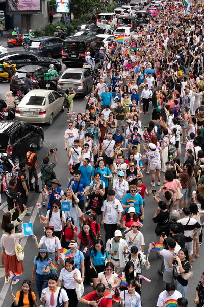 Siyam Meydanı İş Dünyası C 'de Onur Ayı' nın ilk gününde geçit töreni