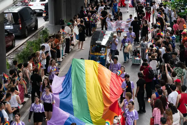 Siyam Meydanı İş Dünyası C 'de Onur Ayı' nın ilk gününde geçit töreni