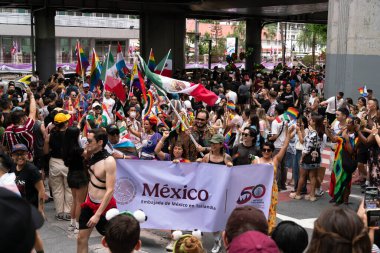 Siyam Meydanı İş Dünyası C 'de Onur Ayı' nın ilk gününde geçit töreni