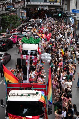 Siyam Meydanı İş Dünyası C 'de Onur Ayı' nın ilk gününde geçit töreni