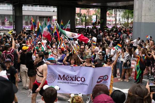 Siyam Meydanı İş Dünyası C 'de Onur Ayı' nın ilk gününde geçit töreni