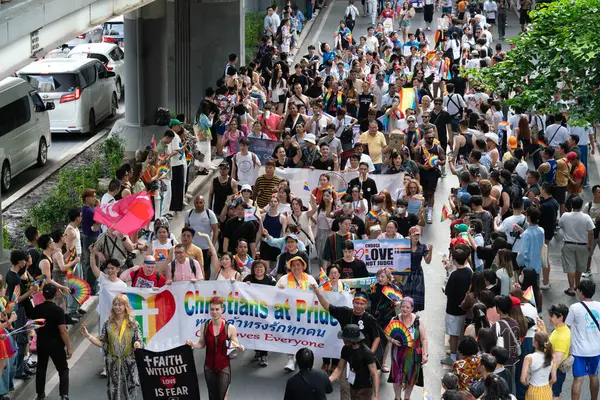 Siyam Meydanı İş Dünyası C 'de Onur Ayı' nın ilk gününde geçit töreni