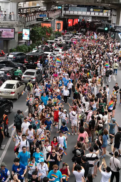 Siyam Meydanı İş Dünyası C 'de Onur Ayı' nın ilk gününde geçit töreni