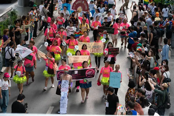 Siyam Meydanı İş Dünyası C 'de Onur Ayı' nın ilk gününde geçit töreni