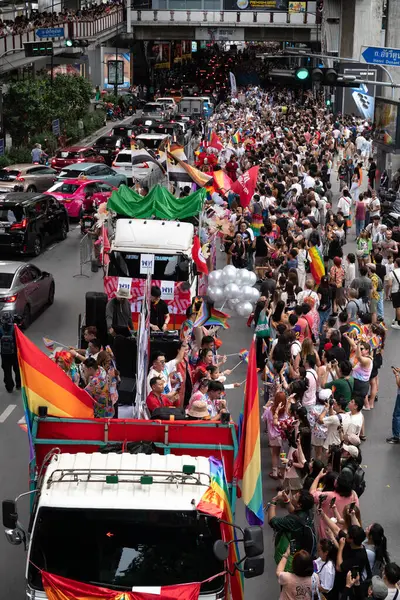 Siyam Meydanı İş Dünyası C 'de Onur Ayı' nın ilk gününde geçit töreni