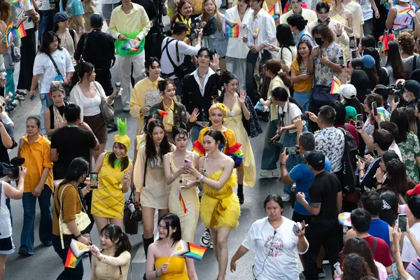 Siyam Meydanı İş Dünyası C 'de Onur Ayı' nın ilk gününde geçit töreni