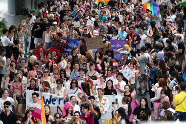 Siyam Meydanı İş Dünyası C 'de Onur Ayı' nın ilk gününde geçit töreni