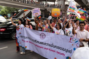Siyam Meydanı İş Dünyası C 'de Onur Ayı' nın ilk gününde geçit töreni