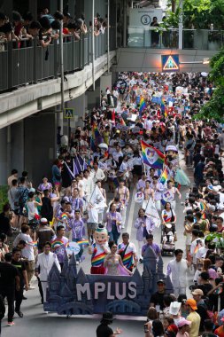 Siyam Meydanı İş Dünyası C 'de Onur Ayı' nın ilk gününde geçit töreni
