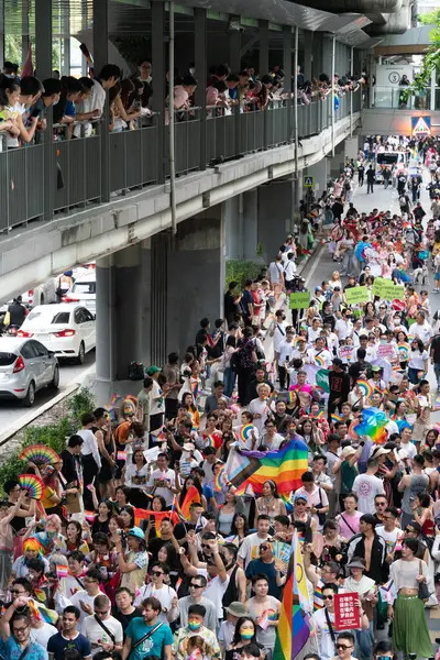 Siyam Meydanı İş Dünyası C 'de Onur Ayı' nın ilk gününde geçit töreni