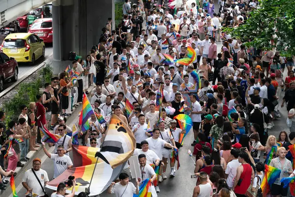 Siyam Meydanı İş Dünyası C 'de Onur Ayı' nın ilk gününde geçit töreni