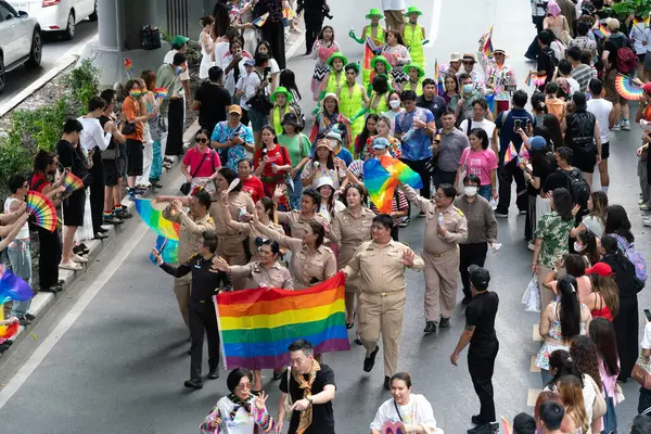 Siyam Meydanı İş Dünyası C 'de Onur Ayı' nın ilk gününde geçit töreni