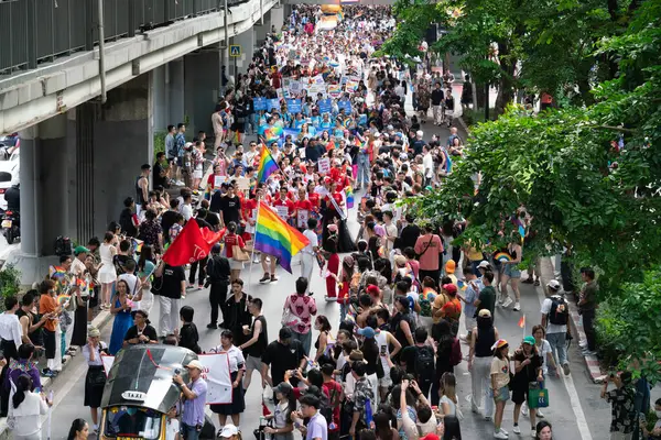 Siyam Meydanı İş Dünyası C 'de Onur Ayı' nın ilk gününde geçit töreni