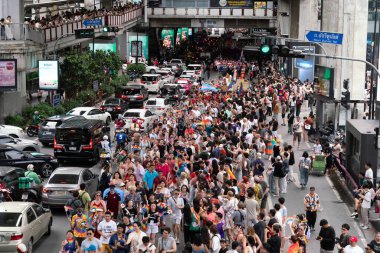 Siyam Meydanı İş Dünyası C 'de Onur Ayı' nın ilk gününde geçit töreni