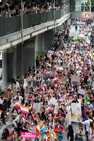 Siyam Meydanı İş Dünyası C 'de Onur Ayı' nın ilk gününde geçit töreni