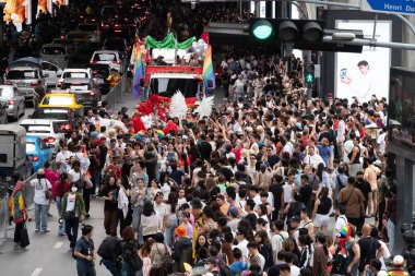 Siyam Meydanı İş Dünyası C 'de Onur Ayı' nın ilk gününde geçit töreni