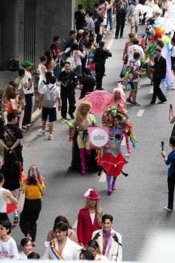 Siyam Meydanı İş Dünyası C 'de Onur Ayı' nın ilk gününde geçit töreni