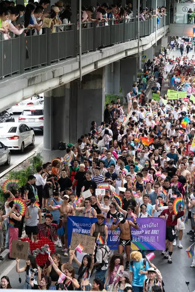 Siyam Meydanı İş Dünyası C 'de Onur Ayı' nın ilk gününde geçit töreni