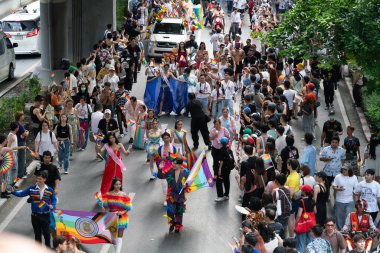 Siyam Meydanı İş Dünyası C 'de Onur Ayı' nın ilk gününde geçit töreni
