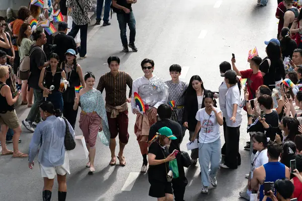 Siyam Meydanı İş Dünyası C 'de Onur Ayı' nın ilk gününde geçit töreni
