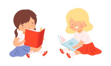 Beyaz arka planda izole edilmiş iki sevimli küçük kız hikaye kitapları okuyor.