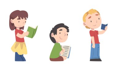 Kitap okuyan sevimli küçük çocuklar. Erkekler ve kız, beyaz arka planda izole edilmiş çizgi film vektör çizimleri öğreniyor ve öğreniyorlar.
